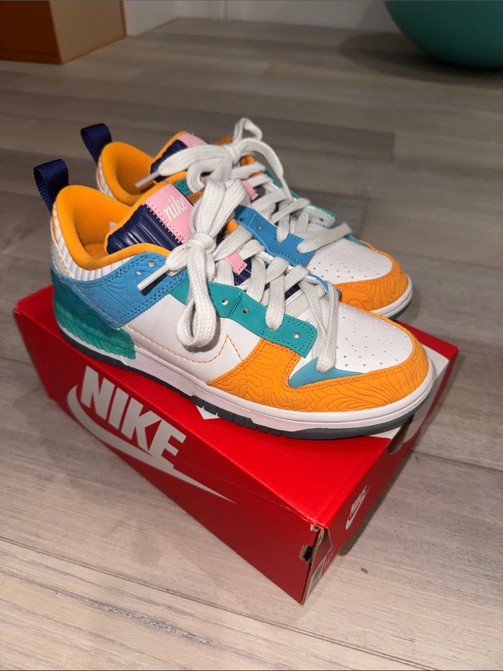 Nike: Like New — Serena Williams Low-Top Sneaker White/Orange/Blue/Teal Size 8.5